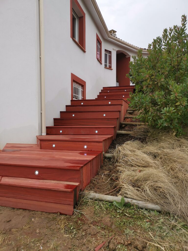 escalier extérieur en bois