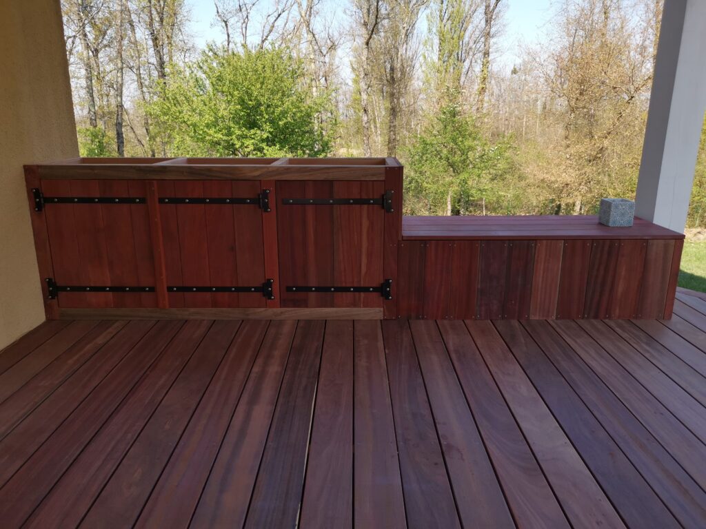 aménagement d'une terrasse en bois avec rangement