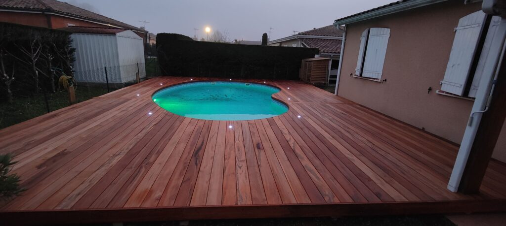 terrasse en bois et piscine lumière