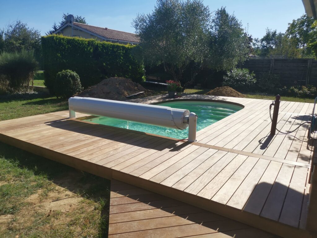 terrasse et tour de piscine