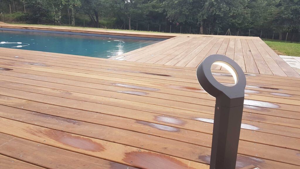 terrasse en bois pour piscine