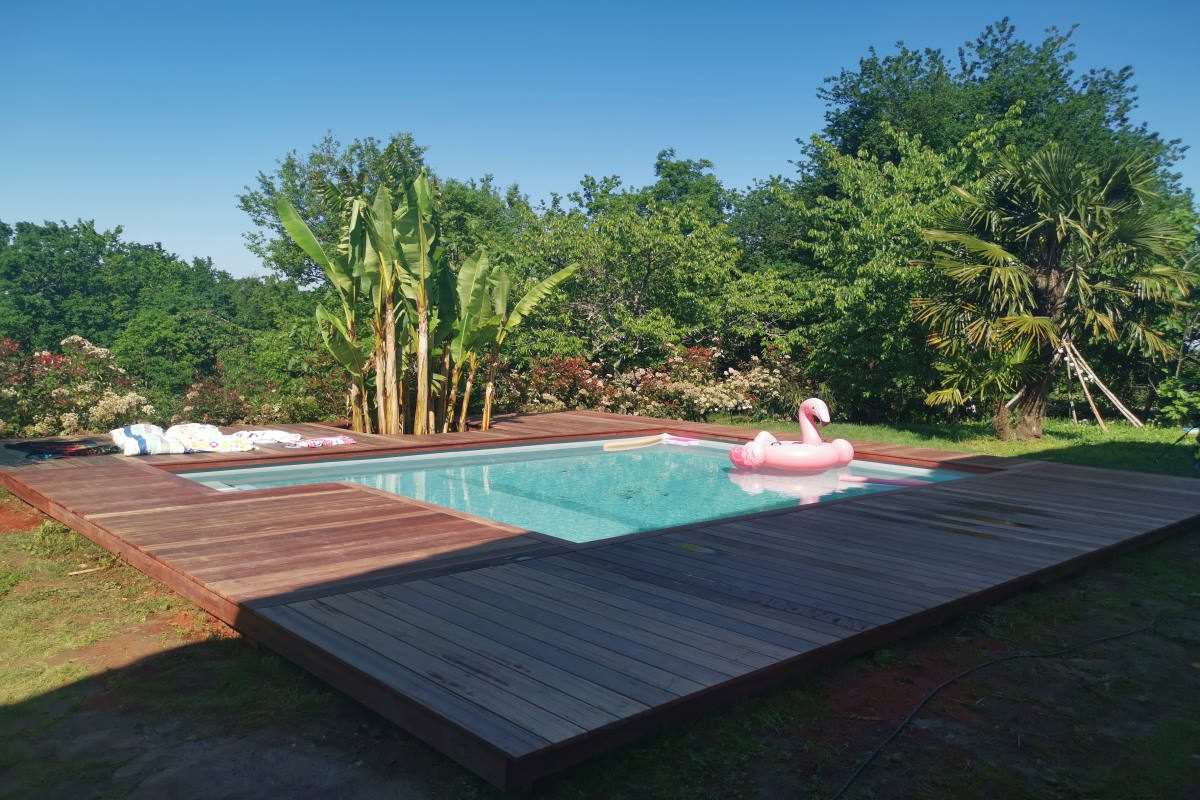 tour de piscine en bois idéal pour profiter de sa piscine l'été